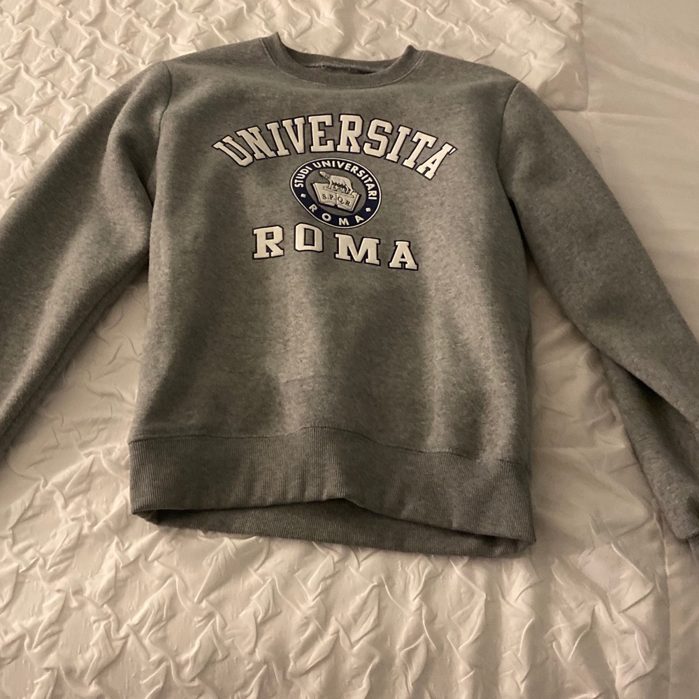 grey crewneck